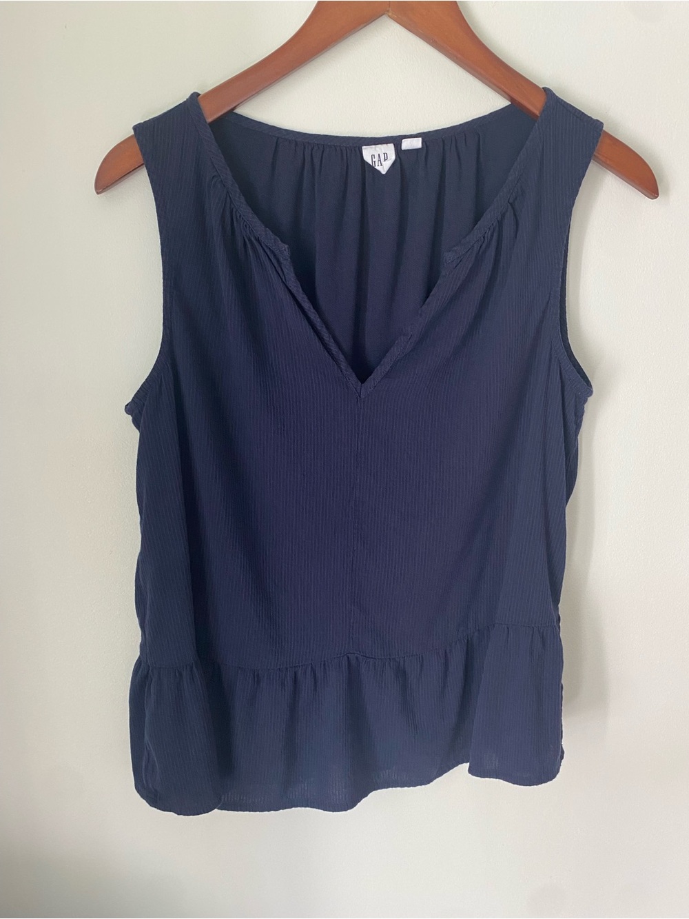 GAP women’s Navy Blue Sleeveless V-Neck Peplum ruffle Top XS